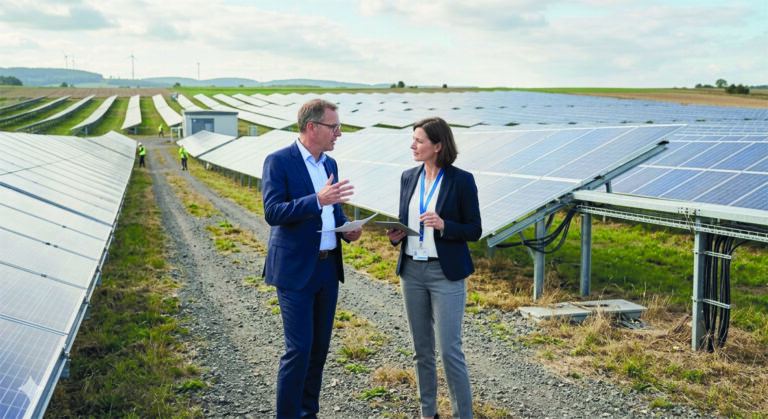 Die PV-Experten vor Ort bei einer Photovoltaikanlage für den IAB – DvE_Asset