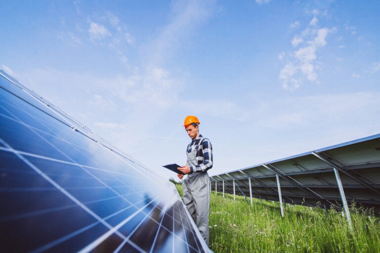 Solar-Experte prüft eine Solaranlage für das IAB Photovoltaik – DvE_Asset